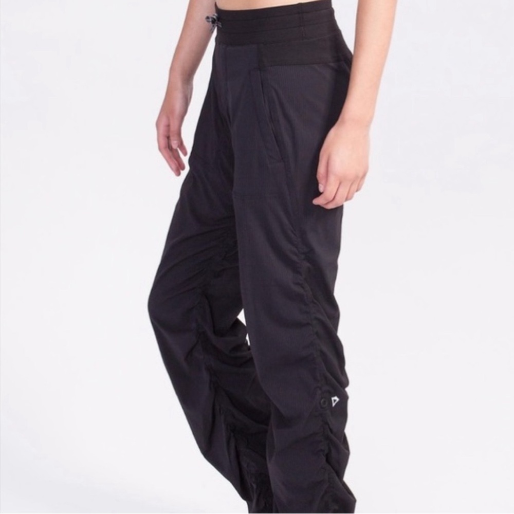 IVIVVA Dance Studio Pant size 8